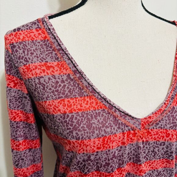 We The Free V-Neck Tee Sz Large Red Purple Long Sleeve - Picture 3 of 6
